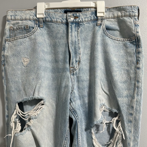 Aeropostale light wash distressed mom jeans - Picture 2 of 8